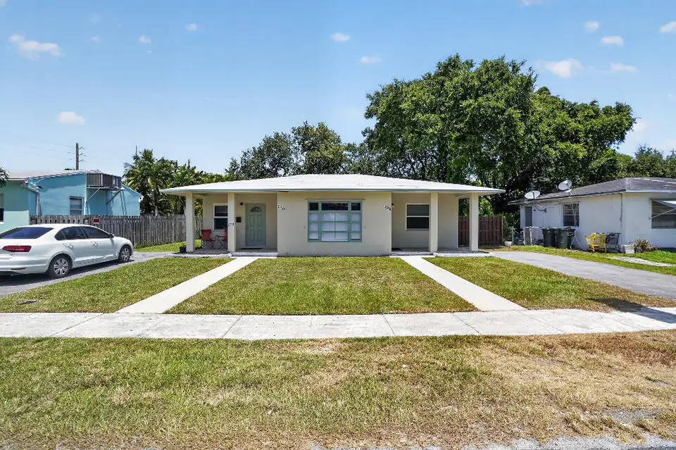 208 SW 2ND Place 1-2, Dania Beach, FL 33004