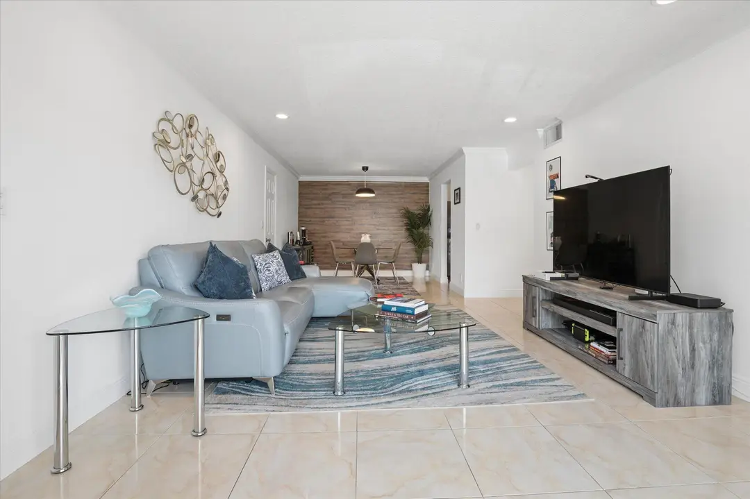 6287 BAY CLUB Drive 2, Fort Lauderdale, FL 33308