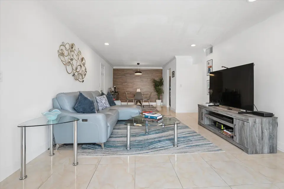 6287 BAY CLUB Drive 2, Fort Lauderdale, FL 33308