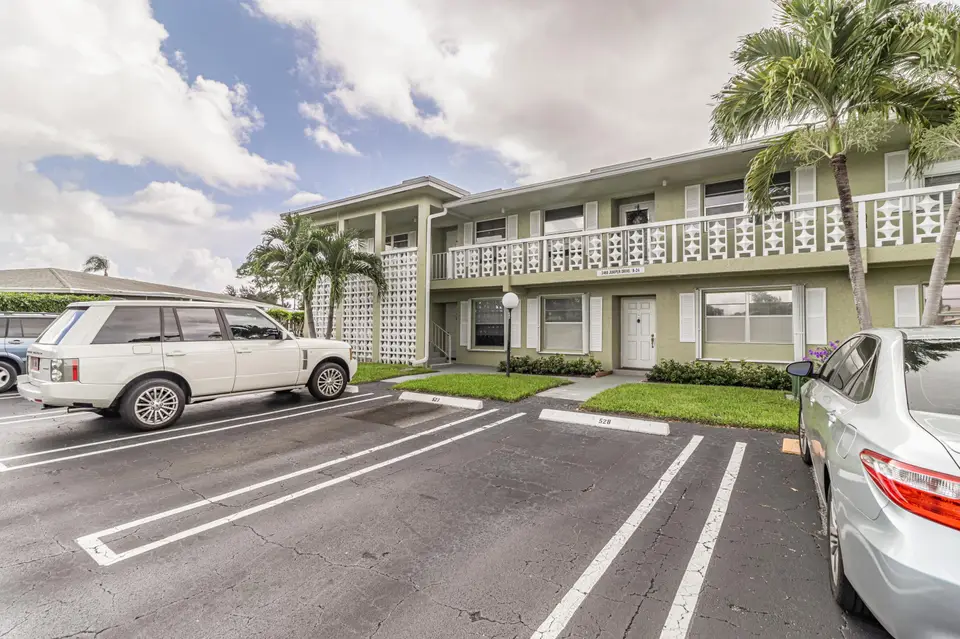 2460 Juniper Drive 201, Delray Beach, FL 33445