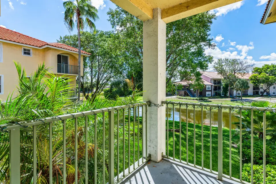 1977 BRANDYWINE Road 305, West Palm Beach, FL 33409