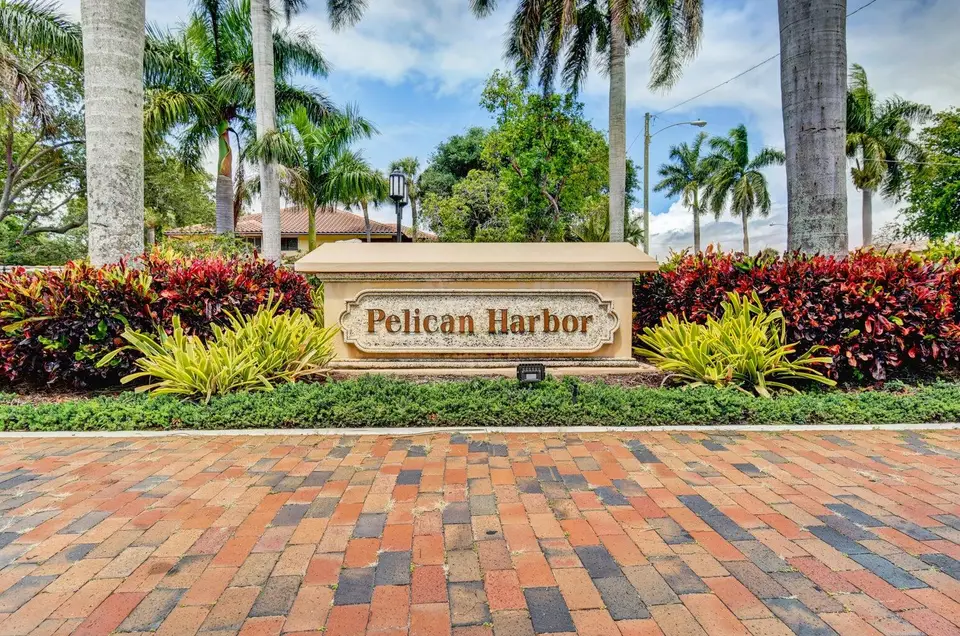 30 PELICAN POINTE Drive 201, Delray Beach, FL 33483