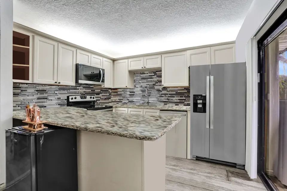 9993 NW 7th Street, Plantation, FL 33324