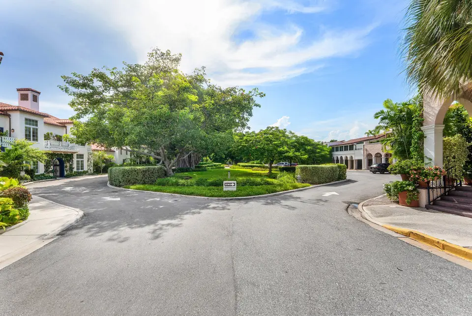 215 PHIPPS Plaza 2, Palm Beach, FL 33480
