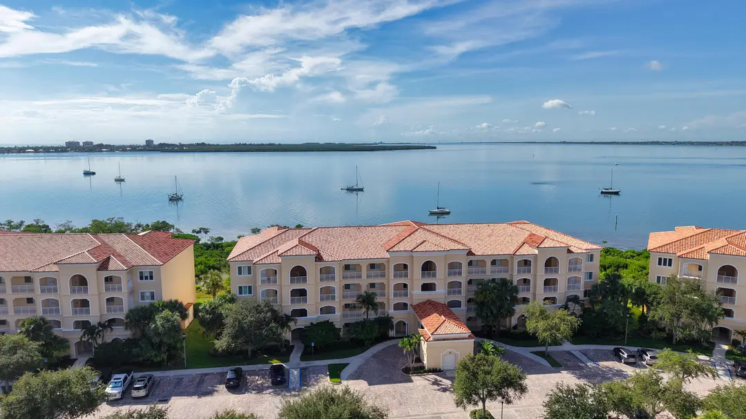 25 HARBOUR ISLE Drive W 104, Fort Pierce, FL 34949