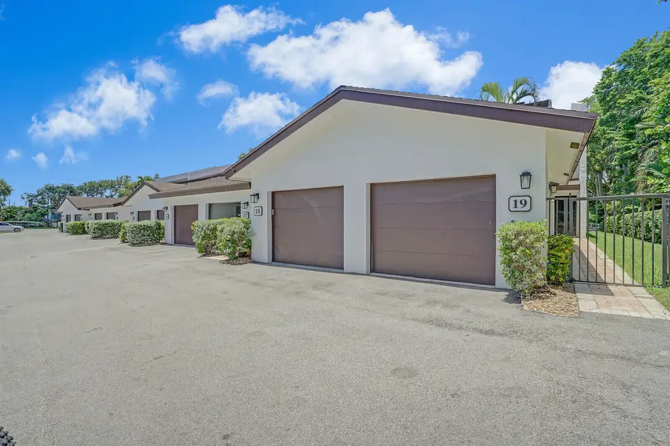 1301 N RIVERSIDE Drive 19, Pompano Beach, FL 33062