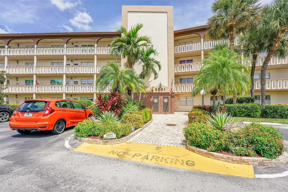 3201 PORTOFINO Point C2, Coconut Creek, FL 33066