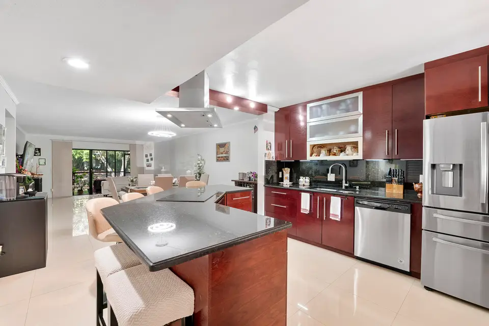 435 LAKEVIEW Drive 104, Weston, FL 33326