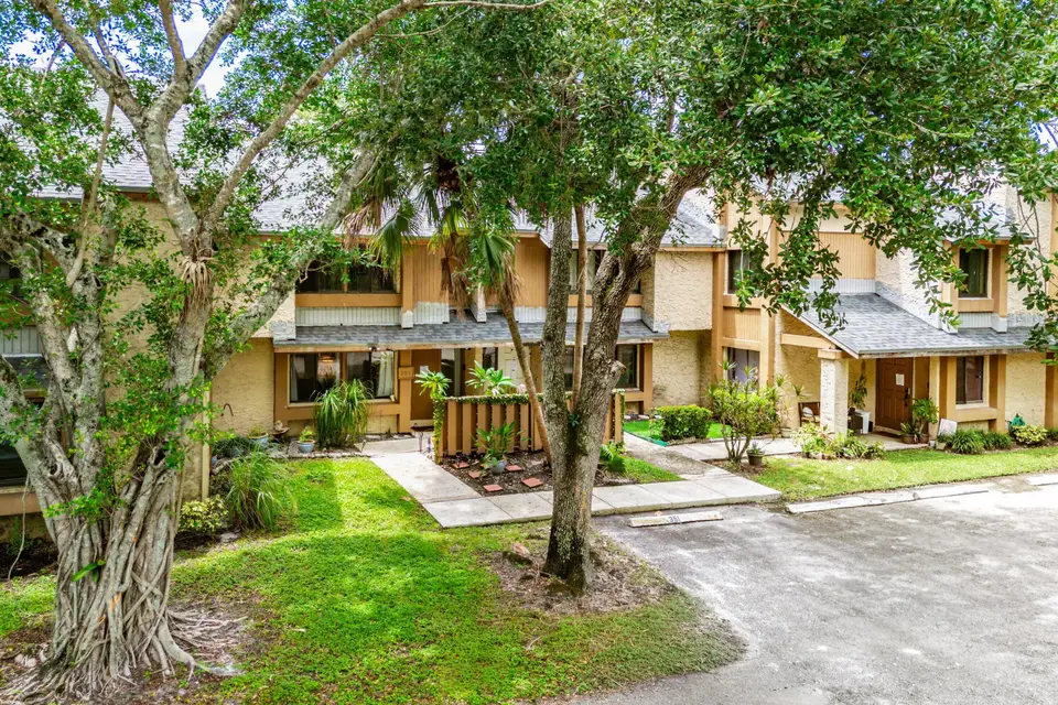 209 Wimbledon Lakes Drive, Plantation, FL 33324