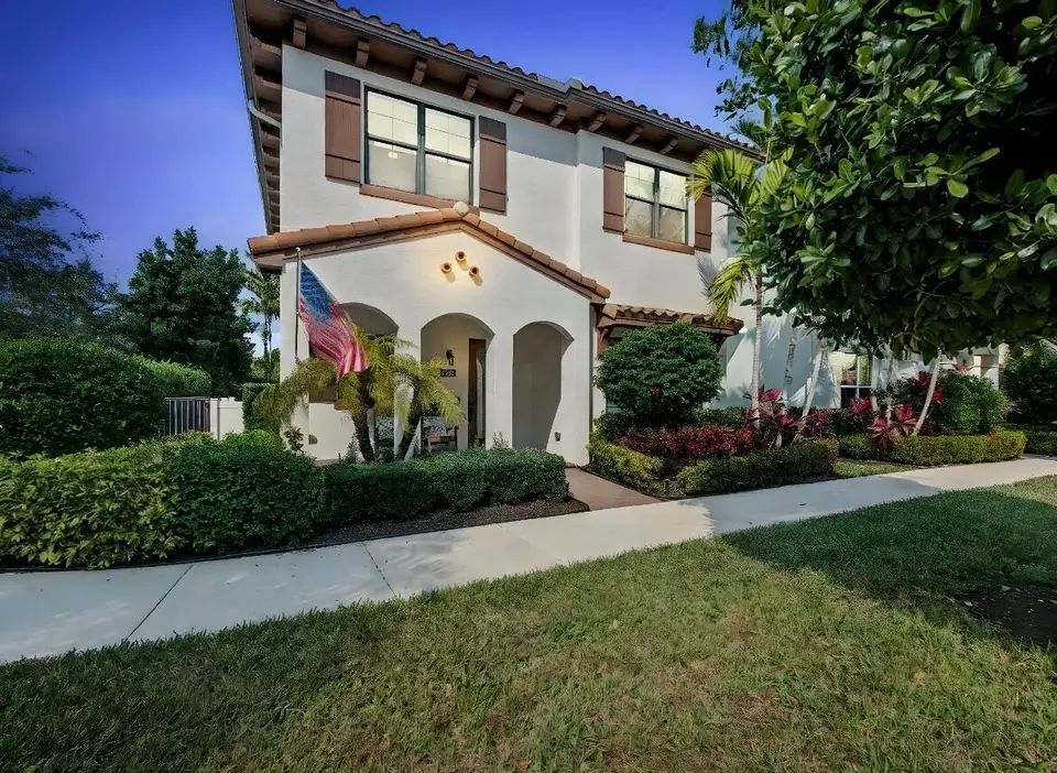 8125 Hobbes Way, Palm Beach Gardens, FL 33418
