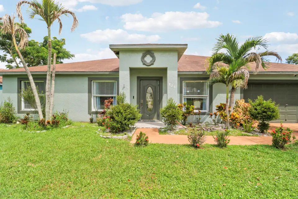 825 SE Cavern Avenue, Port St. Lucie, FL 34983