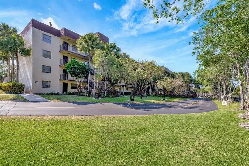 3301 NW 47TH Terrace 403, Lauderdale Lakes, FL 33319