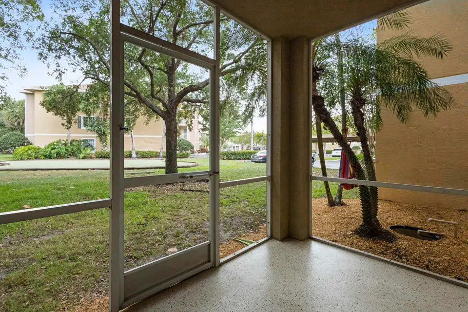 6434 EMERALD DUNES Drive 104, West Palm Beach, FL 33411