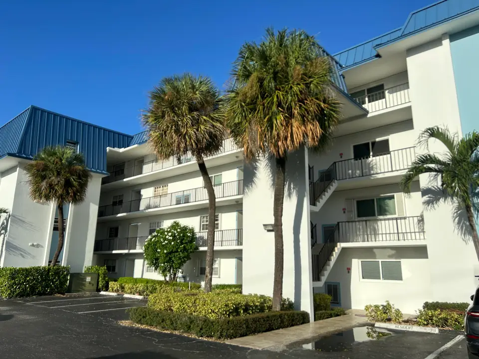 2936 LAKE SHORE Drive 309, Riviera Beach, FL 33404