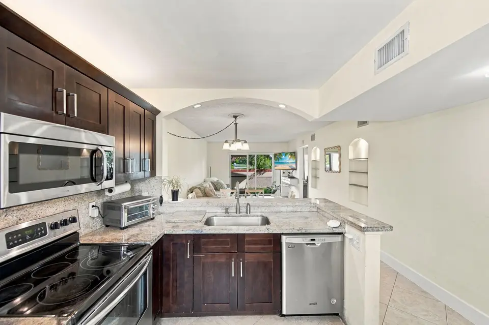 6585 Somerset Drive 102, Boca Raton, FL 33433