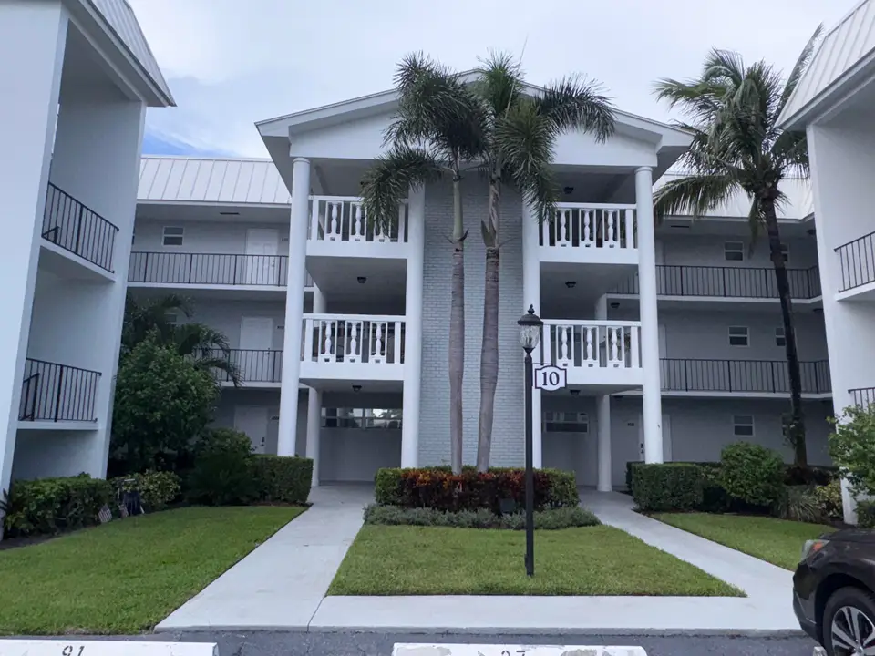 10 COLONIAL CLUB Drive 305, Boynton Beach, FL 33435