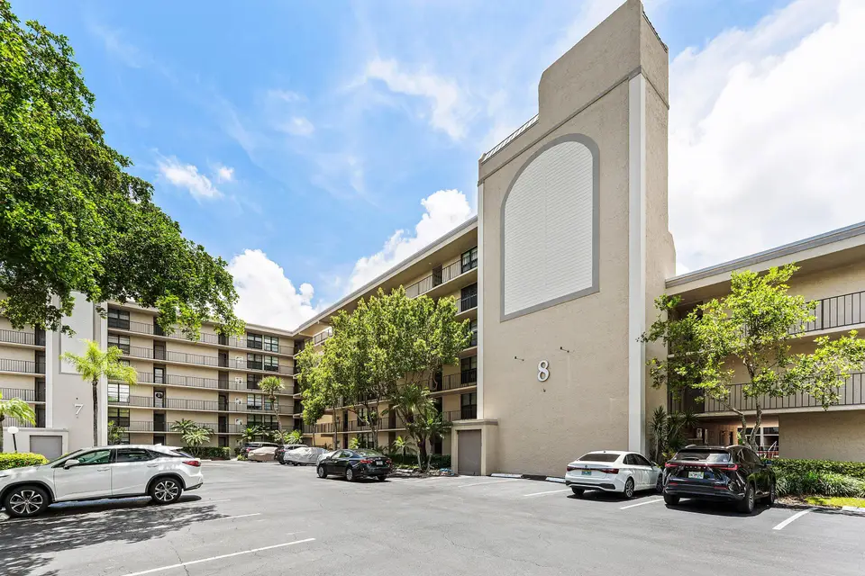 8 N ROYAL PALM Way 6040, Boca Raton, FL 33432