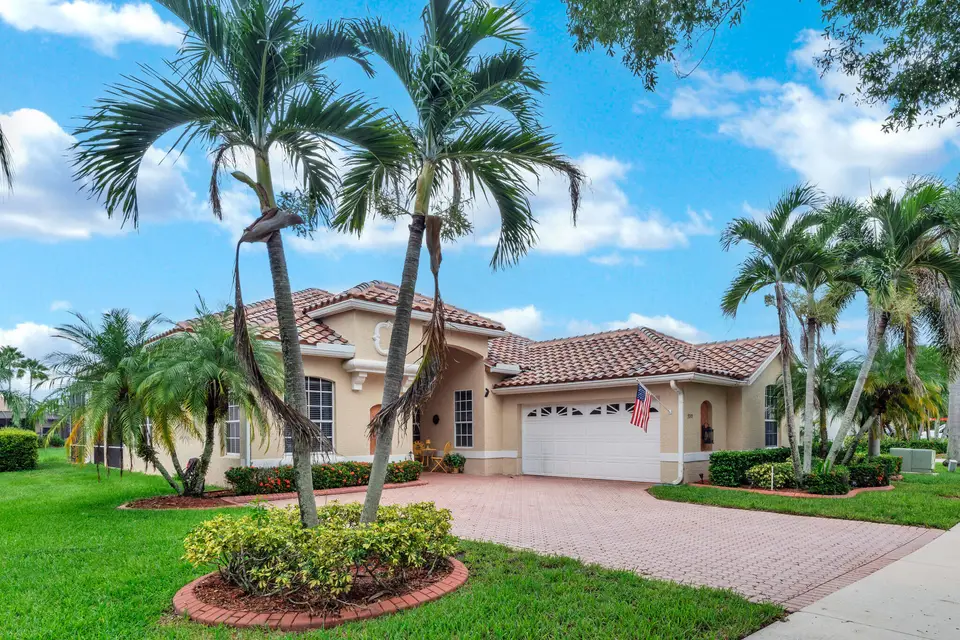 700 SW Lake Charles Circle, Port St. Lucie, FL 34986