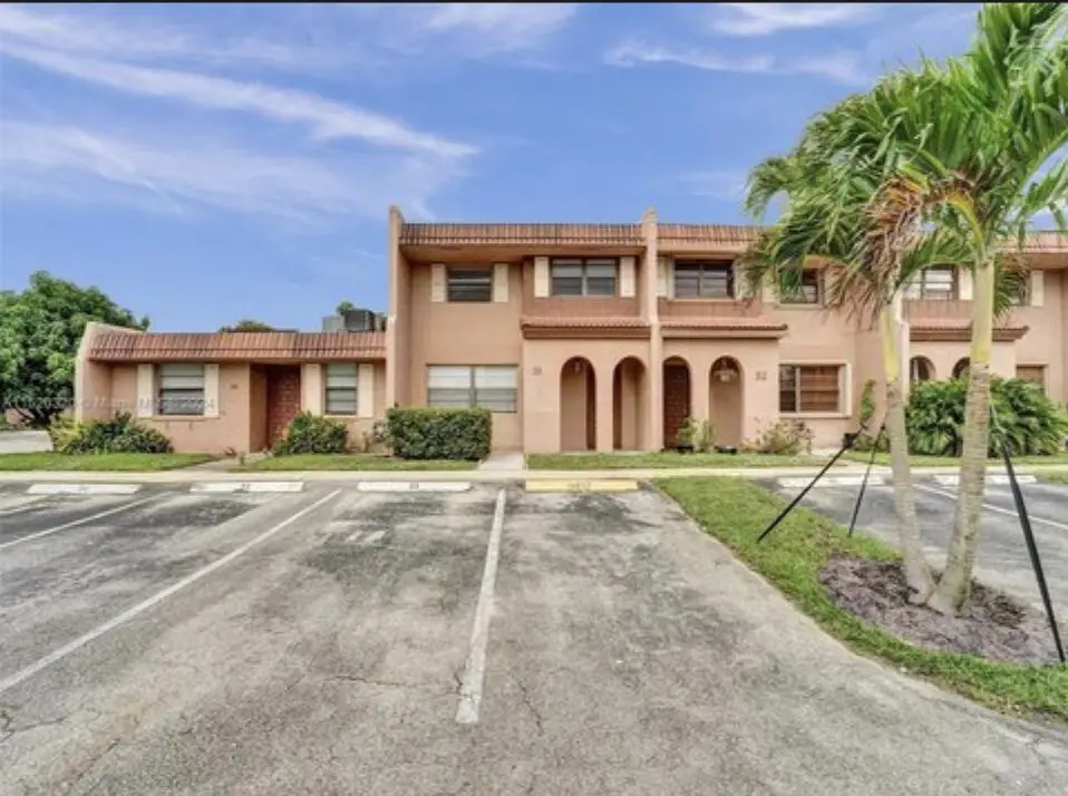 31 SEVILLE Circle 2-49, Davie, FL 33324