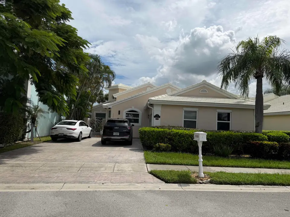 1101 Wilshire Circle E, Pembroke Pines, FL 33027