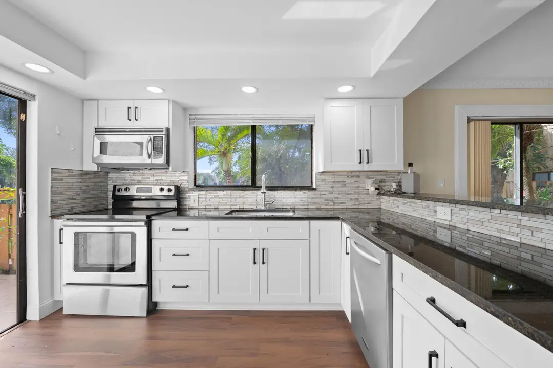 32 Wimbledon Lakes Drive 221, Plantation, FL 33324