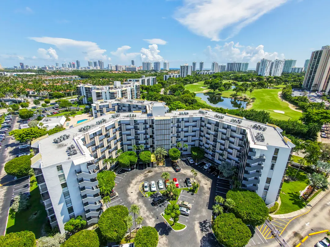 20400 W Country Club Drive 809, Aventura, FL 33180