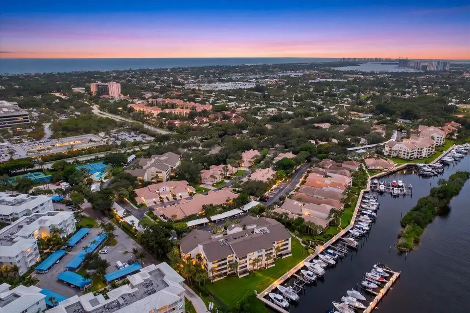 526 OAK HARBOUR Drive 526, Juno Beach, FL 33408