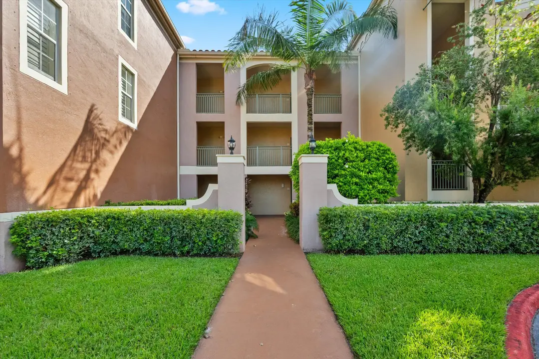 11750 SAINT ANDREWS Place 208, Wellington, FL 33414