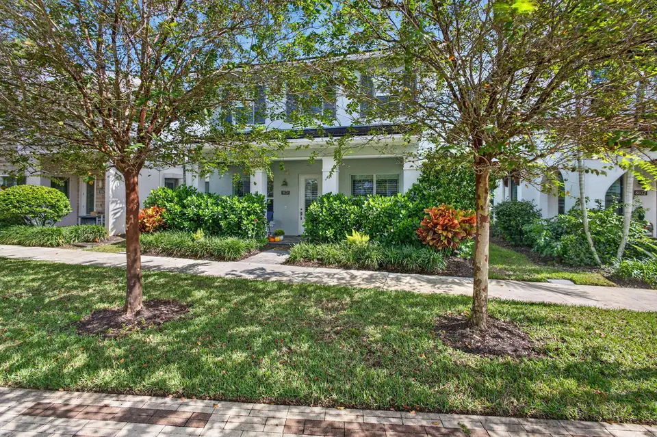 8028 Hobbes Way, Palm Beach Gardens, FL 33418