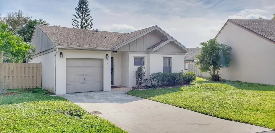 7 Whitehall Way, Boynton Beach, FL 33436