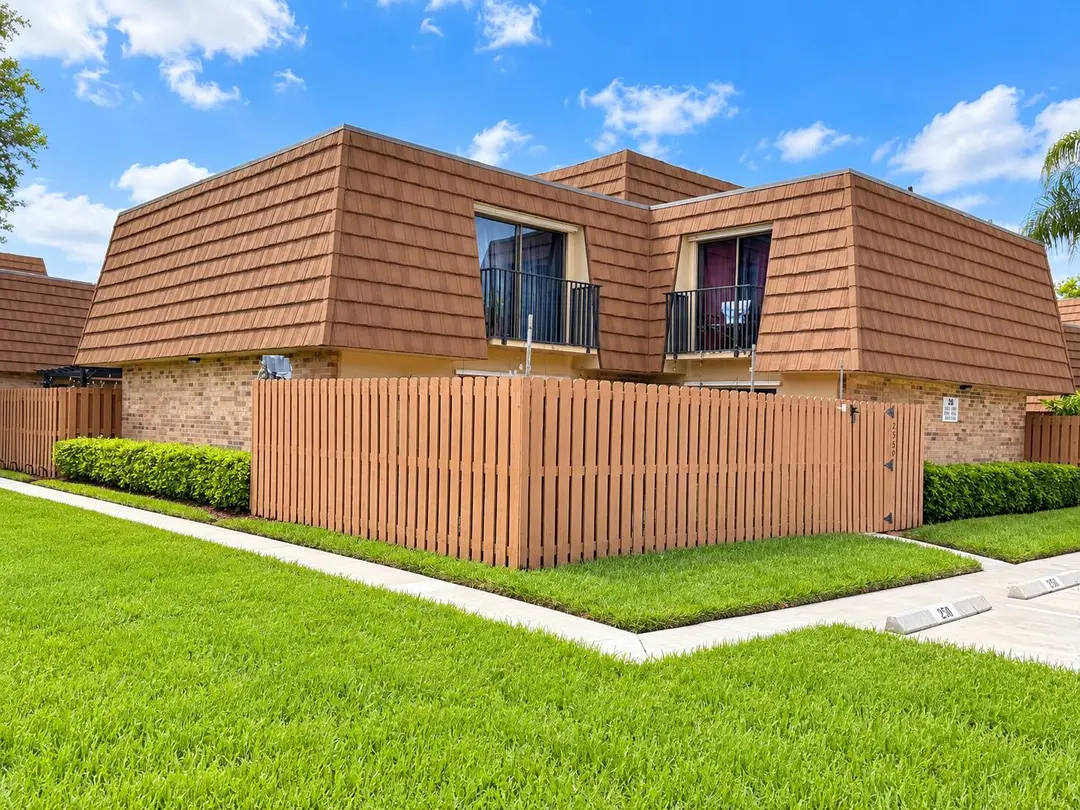 Modern Townhouse Corner with Fenced Pati