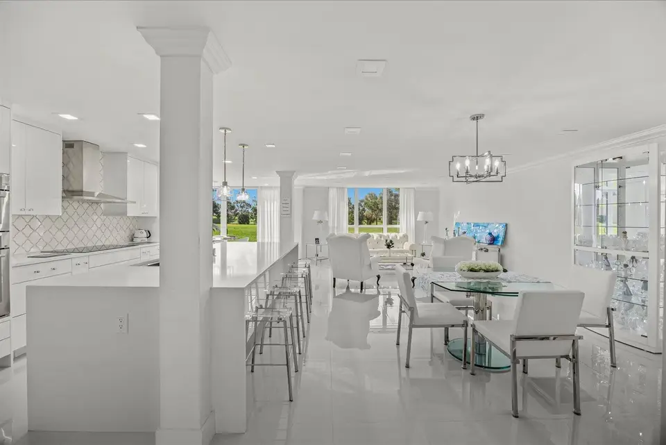 5390 WOODLAND LAKES Drive 105, Palm Beach Gardens, FL 33418