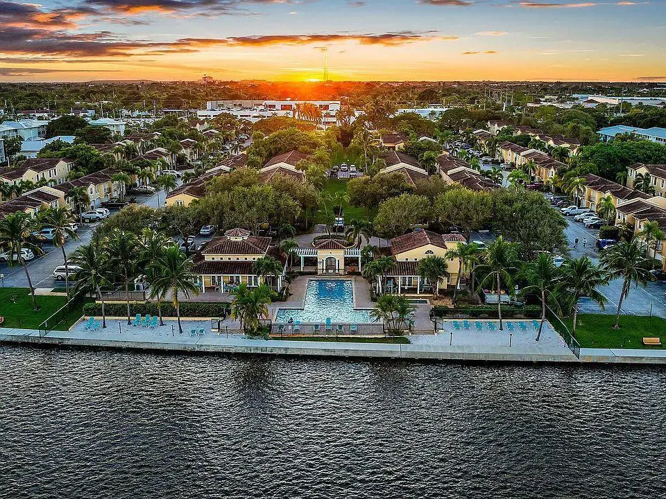 1010 LAKE SHORE Drive 202, Lake Park, FL 33403