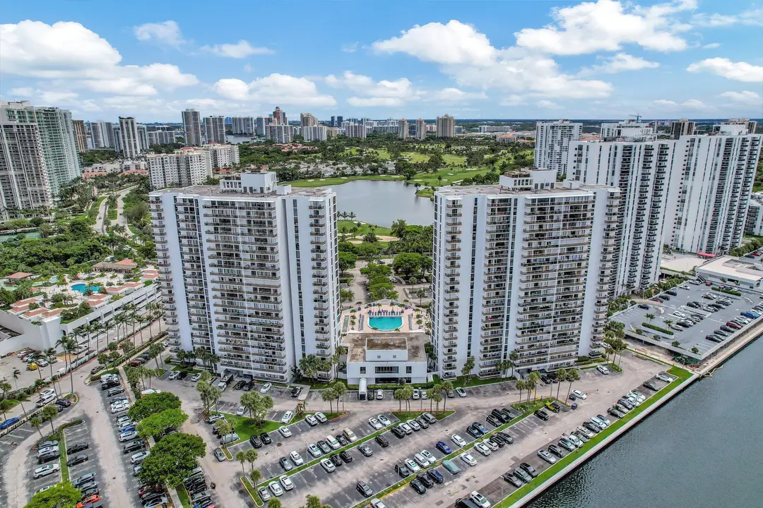 3701 N COUNTRY CLUB Drive 907, Aventura, FL 33180