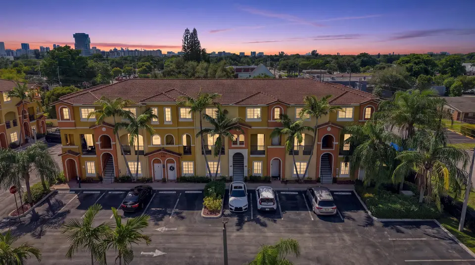 141 NW 2nd Avenue 7, Hallandale Beach, FL 33009