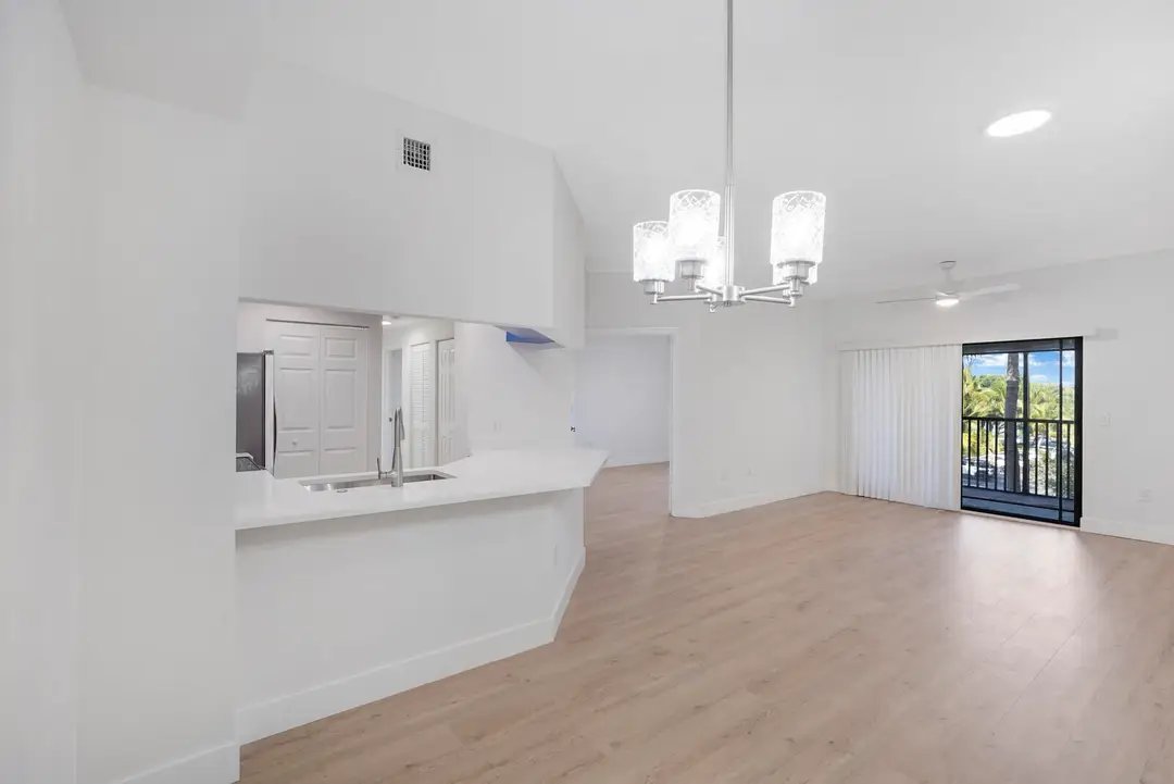 2724-305 DINING TO LIVING