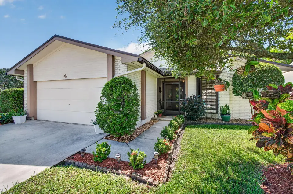 4 Fawlkland Circle, Boynton Beach, FL 33426