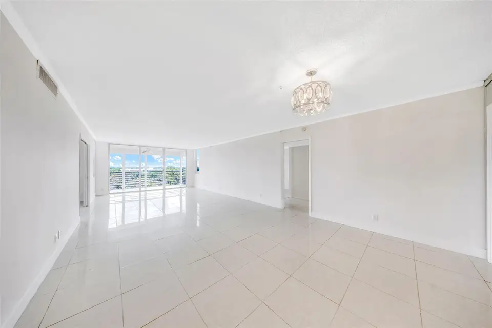 625 OAKS Drive 802, Pompano Beach, FL 33069