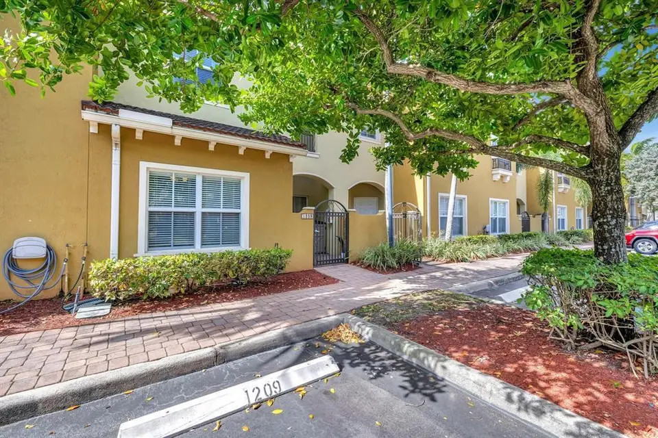 2851 W PROSPECT Road 1209, Tamarac, FL 33309