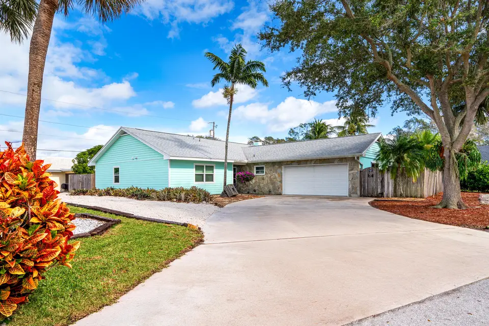 611 East Drive, Delray Beach, FL 33445