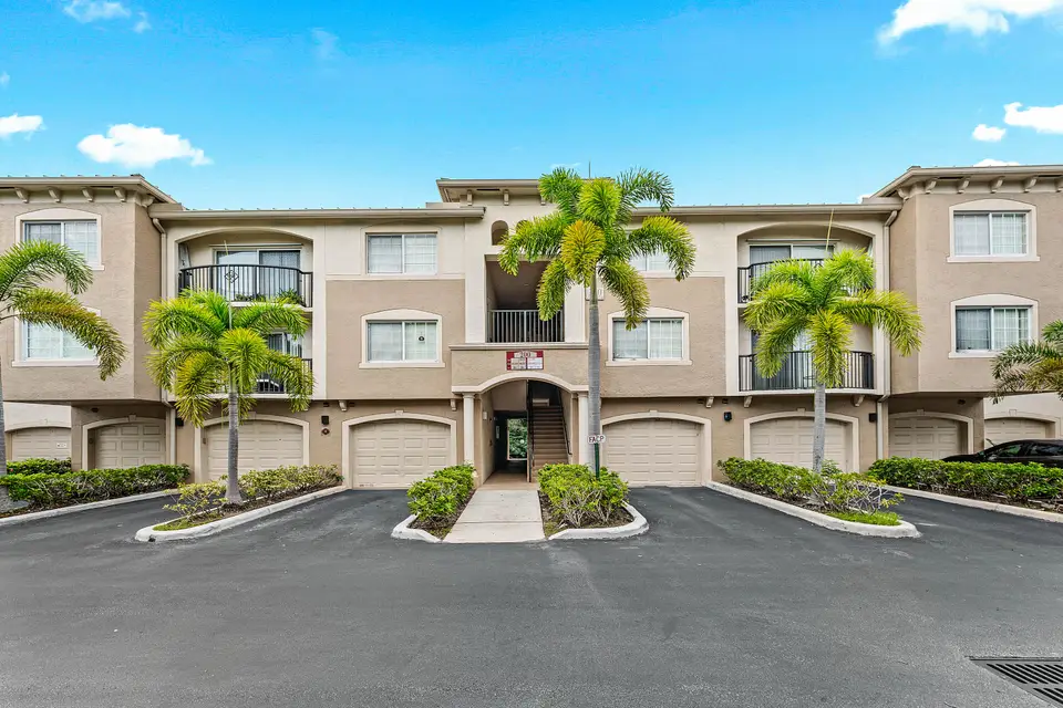 200 Crestwood Court N 211, Royal Palm Beach, FL 33411