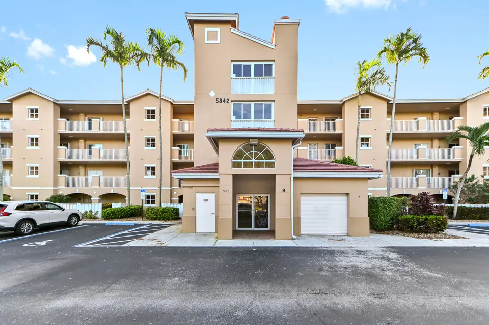 5842 Crystal Shores Drive 207, Boynton Beach, FL 33437