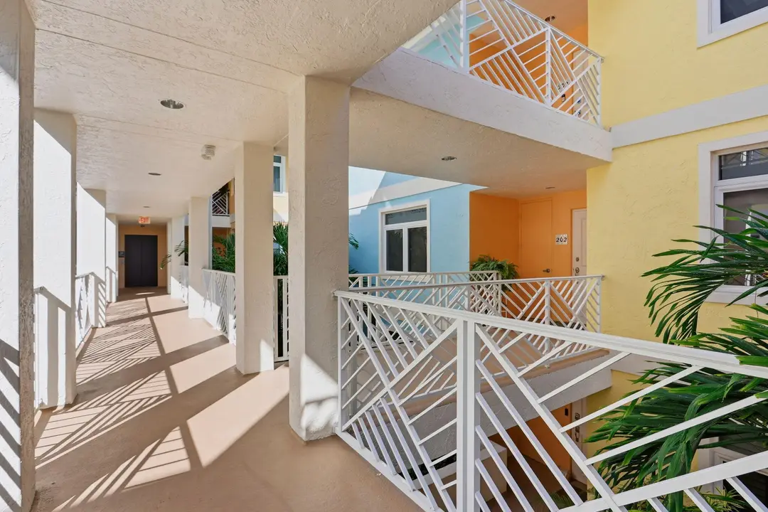 309 E OCEAN Avenue 202, Lantana, FL 33462