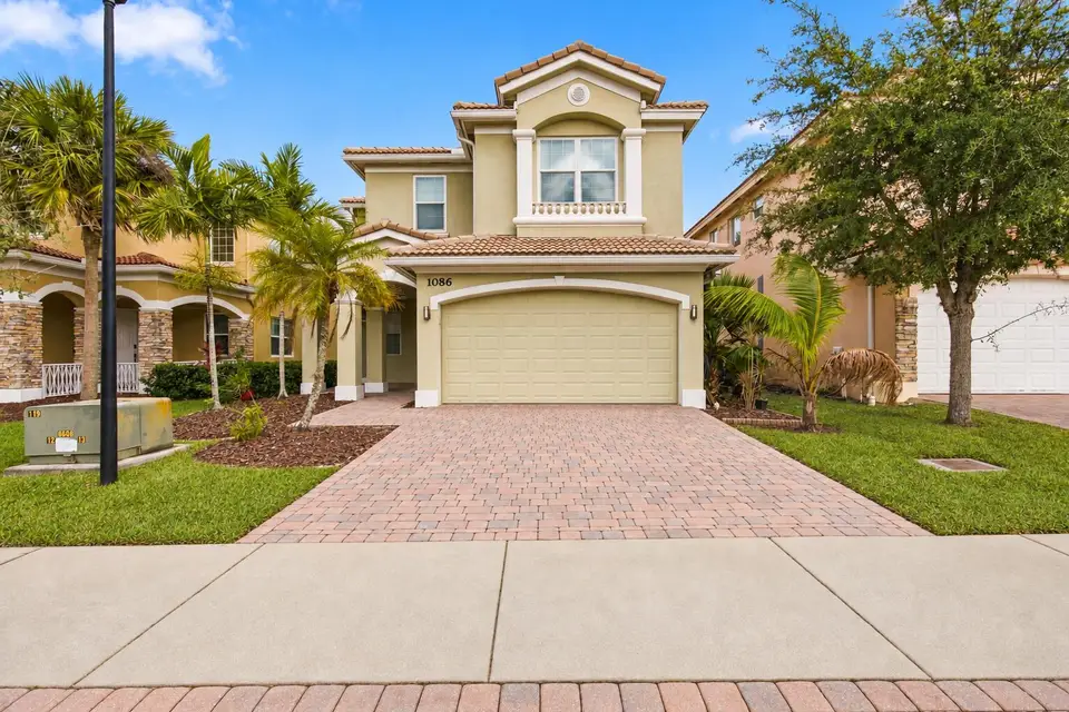 1086 NW LEONARDO Circle, Port St. Lucie, FL 34986