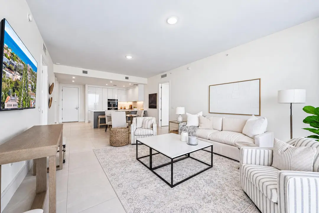 220 Lake Shore 817_Living