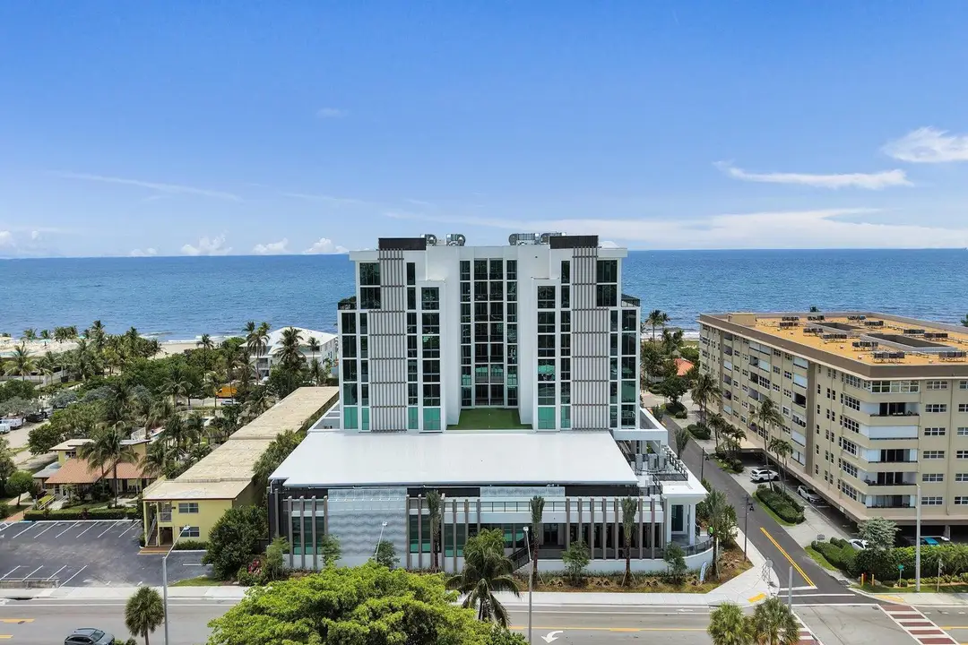 Salato Exterior 16