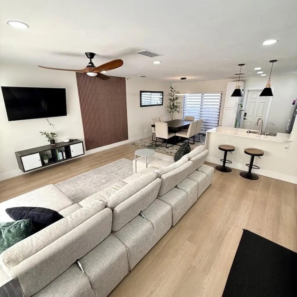 100 SW 7TH Street 1, Hallandale Beach, FL 33009