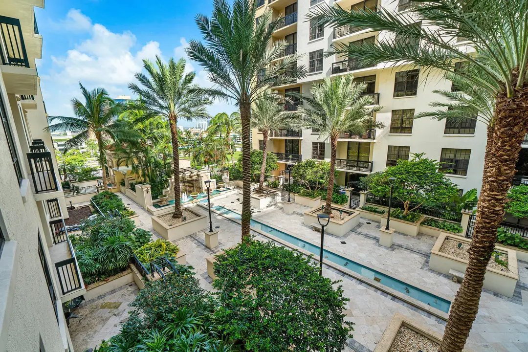 Beautiful Courtyard & Fountain Views