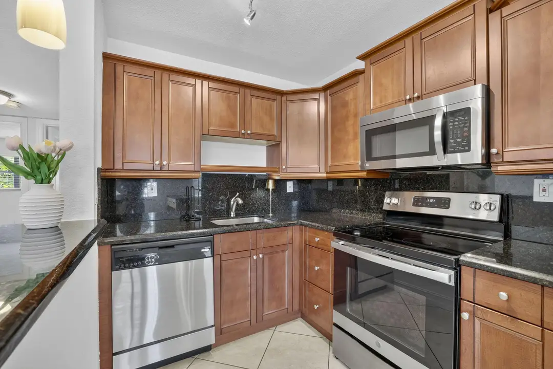 4051 NE 13TH Avenue NE 76-3, Oakland Park, FL 33334