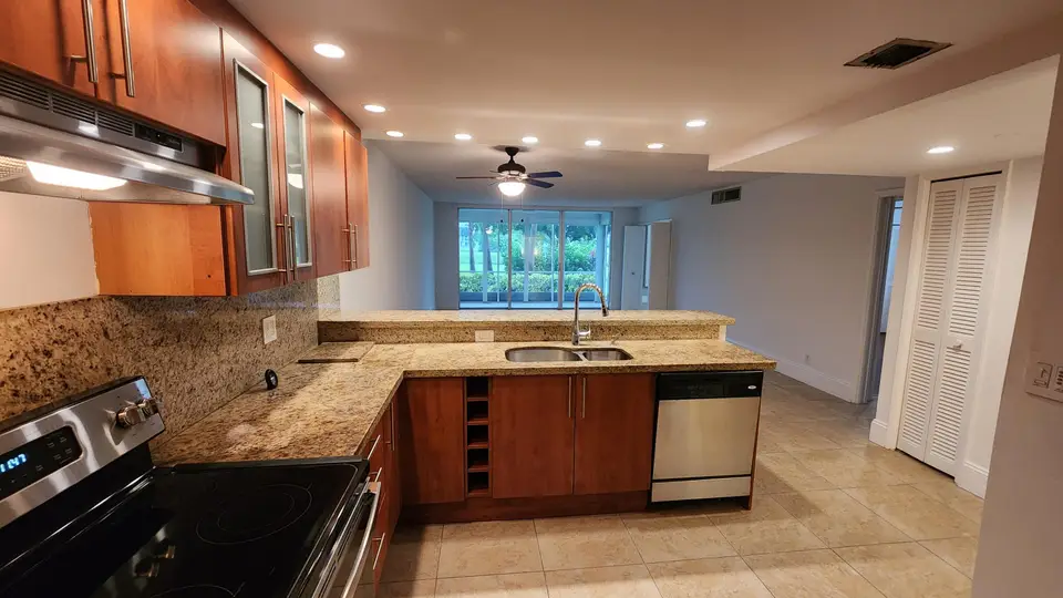 2851 S PALM AIRE Drive 101, Pompano Beach, FL 33069